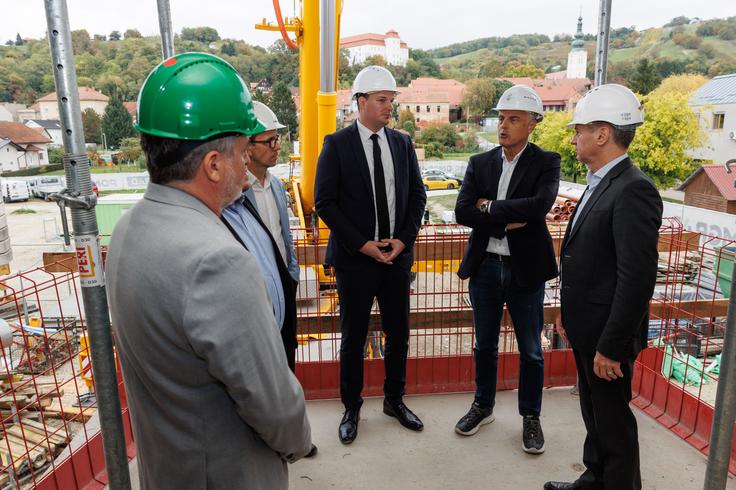 Popoldne si je premier Robert Golob ogledal gradbišče javnih najemnih stanovanj v Lendavi ter naložbe farmacevtskega podjetja Lek oziroma Sandoz v Lendavi. | Foto: STA