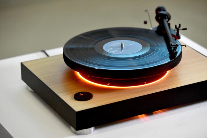 Gramofon ekipe MAG-LEV Audio, pri katerem vinilna plošča lebdi v zraku s pomočjo magnetne blazine. | Foto: STA ,