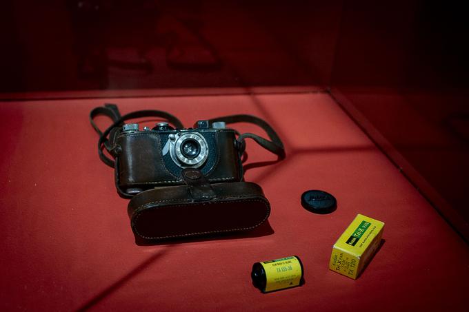 Na ogled je tudi Bressonovo glavno orodje, fotoaparat leica.  | Foto: Ana Kovač