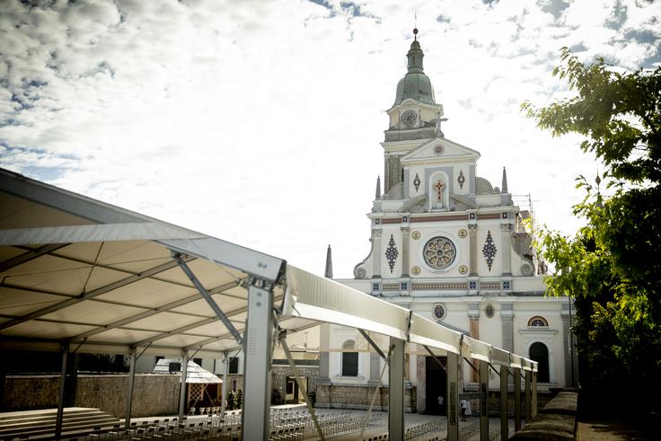 Ob 10. uri bo na praznik na trgu pred baziliko Marije Pomagaj na Brezju mašo daroval ljubljanski nadškof metropolit Stanislav Zore. | Foto: Ana Kovač