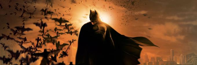 Trilogija, s katero sta režiser Christopher Nolan in igralec Christian Bale Batmanu vrnila dobro ime. V filmu Batman: Na začetku (2005) spoznamo zgodbo o izvoru tega temačnega superjunaka v Vitezu teme (2008) Gotham pahne v kaos Joker (posthumen oskar za Heatha Ledgerja), v Vzponu viteza teme se Batman spopade z zakrinkanim teroristom Banom (Tom Hardy), v dogajanje pa se vmeša še mačja Selina Kyle (Anne Hathaway). • Vsi trije filmi so na voljo v videoteki DKino. | Foto: 
