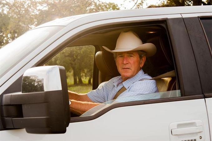 George W. Bush v svojem terenskem vozilu ford F150, ki ga je leta 2009 na dobrodelni dražbi prodal za skoraj četrt milijona evrov. | Foto: 