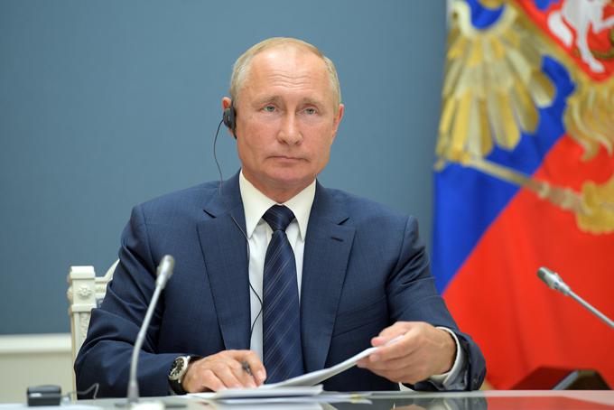 "Če želi predsednik Zelenski začeti popravljati odnose, to seveda pozdravljamo," pravi Vladimir Putin. | Foto: Reuters