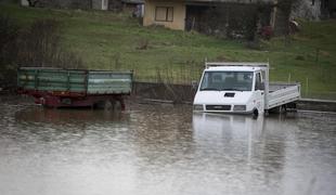 Reportaža iz vasi Bač, kjer se bojujejo s poplavnimi vodami (foto)