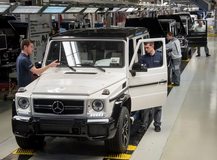 Mercedes-benz razreda G Lani so v tovarni Magna Steyr v Gradcu, kjer že 37 let neprekinjeno izdelujejo to terensko legendo, postavili nov letni rekord. Na ceste in kolovoze ter v bogate garaže so poslali več kot 20 tisoč G-jev. | Foto: Mercedes-Benz