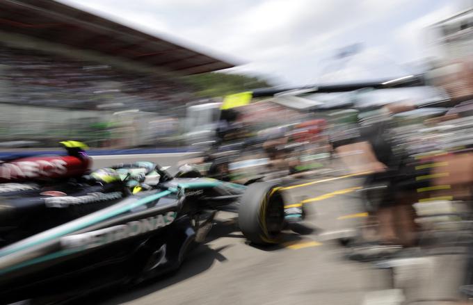 Lewis Hamilton mu je dal vedeti, da se kot svetovni prvak, idol mnogim, mora obnašati bolj primerno. | Foto: Reuters
