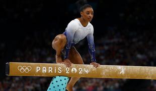 Simone Biles najprej padla z gredi, nato pa na parterju priznala premoč Brazilki