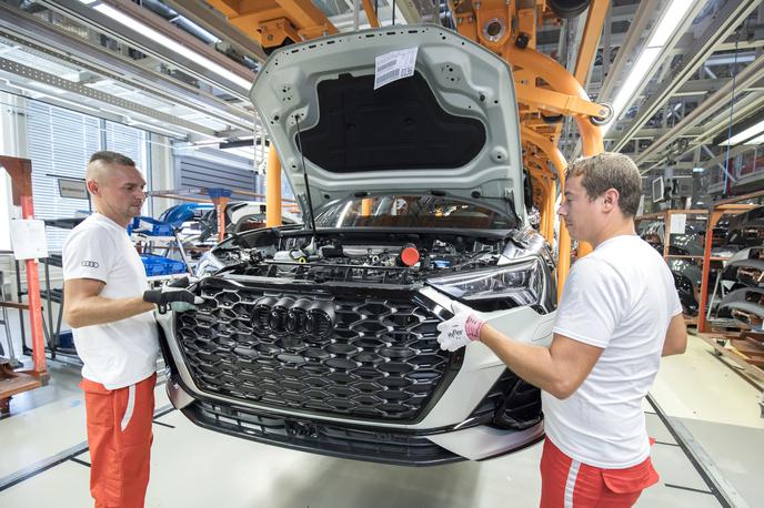 Audi tovarna Madžarska | Audi je včeraj zagnal delno proizvodnjo v svoji tovarni motorjev v Györu na Madžarskem, glavna tovarna avtomobilov pa ostaja zaprta.  | Foto Audi