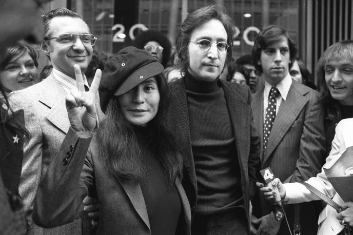 John Lennon, Yoko Ono | Lennon je bil umorjen decembra 1980 pred stanovanjskim blokom na aveniji Central Park West v New Yorku. Na fotografiji Lennon z Yoko Ono leta 1972.  | Foto Guliverimage