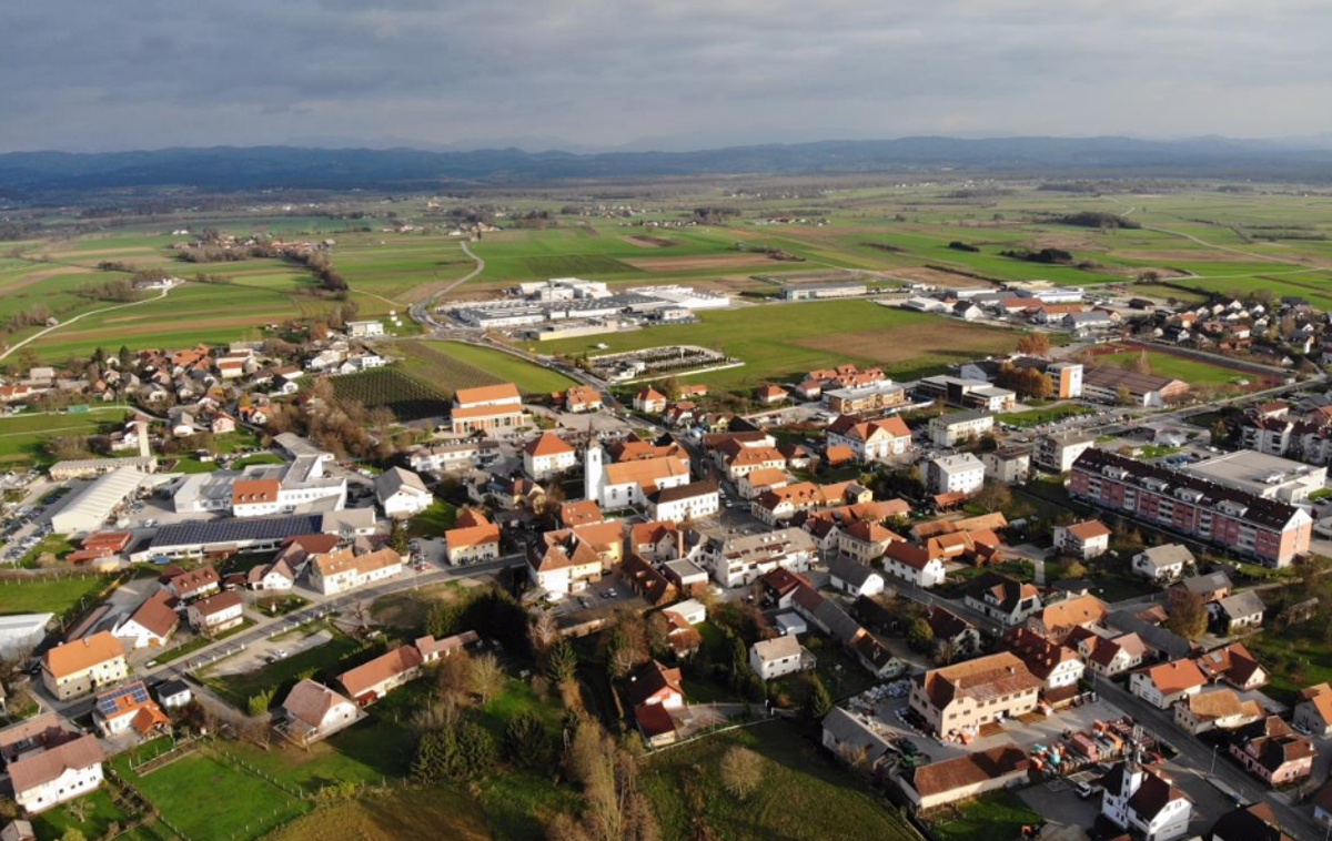 Šentjernej | V Občini Šentjernej po ocenah živi okoli 300 Romov v petih romskih naseljih. V zadnjem času sicer beležijo tudi naseljevanje posameznih romskih družin zunaj znanih romskih naselij.