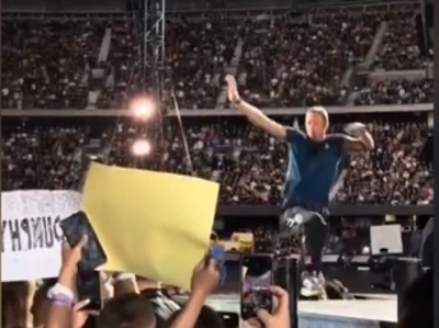 Frontman skupine Coldplay padel v luknjo na odru #video