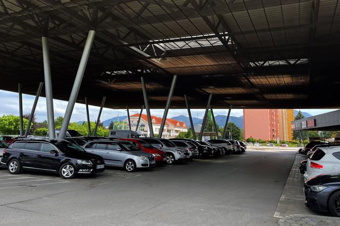 Garažna hiša, parking, garaža, parkiranje, parkirišče | Več slovenskih trgovcev, ki upravljajo pokrita parkirišča ali garažne hiše, v času napovedanih neurij s točo iz solidarnosti dvigne zapornice oziroma dvižna vrata, da lahko vozniki, ki nimajo možnosti parkiranja v garaži ali pod nadstreškom, svoje jeklene konjičke pravočasno spravijo na varno. Takole so jih danes popoldan v Žalcu. | Foto Matic Tomšič