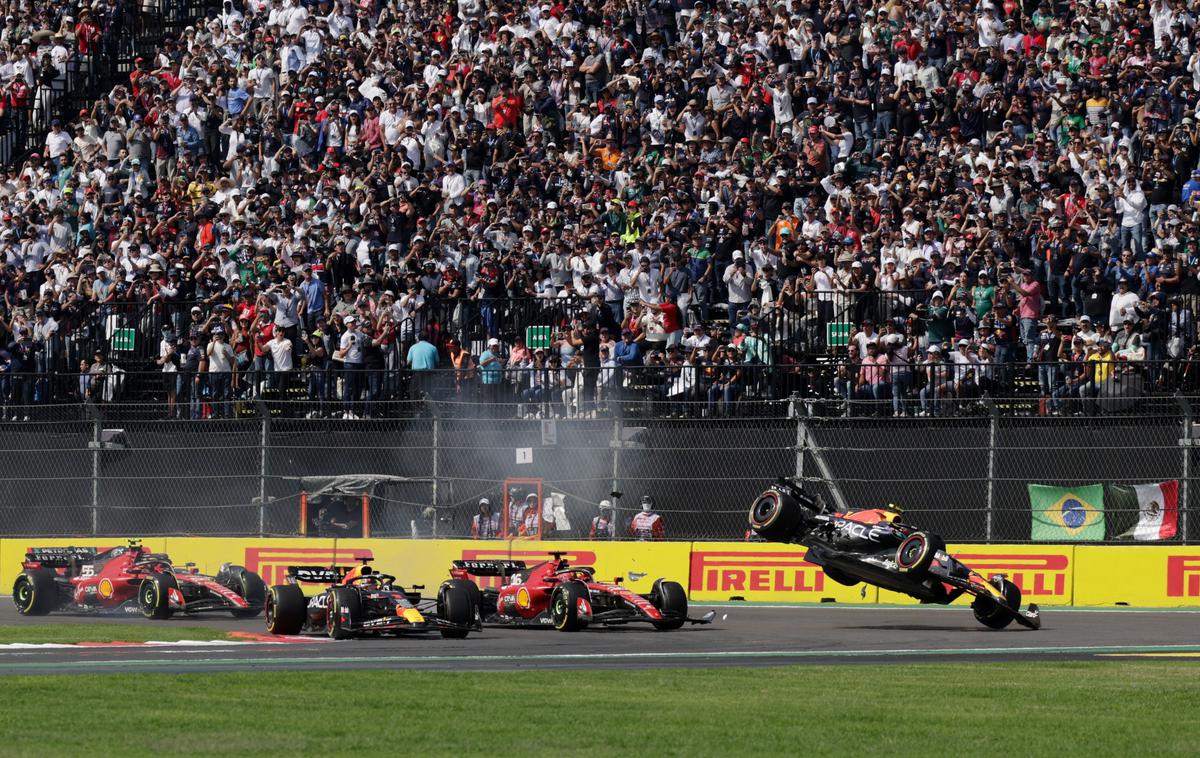 VN Mehike Sergio Perez Red Bull Charles Leclerc | Huronski vzklik razočaranja s tribun, ko je v prvem zavoju trčil Sergio Perez. | Foto Reuters