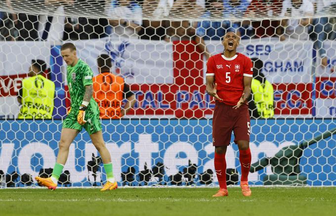 Jordan Pickford je ubranil poskus Manuela Akanjija | Foto: Reuters