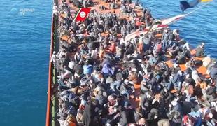 Pred Italijo v težavah tovorna ladja s 450 prebežniki (video)