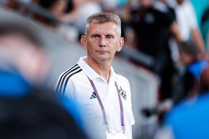 NK Olimpija : NK Maribor, Radovan Karanović | Radovan Karanović se kot vršilec dolžnosti vrača na položaj trenerja Maribora. V soboto ga čaka najtežje gostovanje pri vročih in še neporaženih Celjanih. | Foto Aleš Fevžer