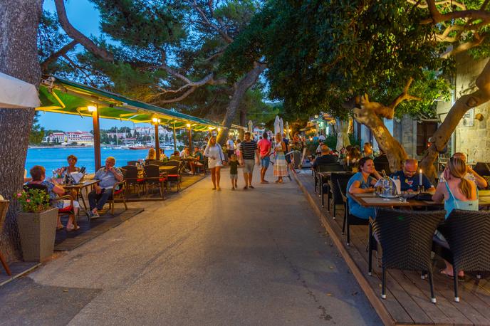 Hrvaška obala | Kljub vsesplošnemu višanju cen je lastnik restavracije pojasnil, da on tega ne bo naredil. Slika je simbolična. | Foto Shutterstock