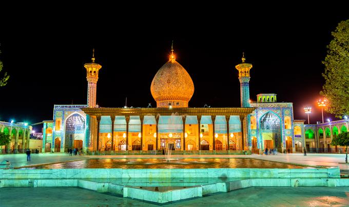 Mošeja šaha Cheragha, znanega tudi kot Kralja svetlobe, je pravzaprav grobnica dveh bratov. Ogledalca in steklene črepinje krasijo vsak centimeter mošeje. | Foto: 