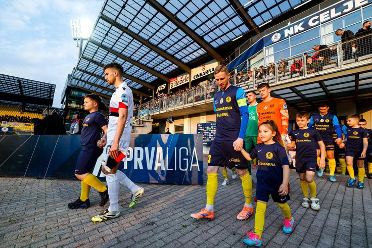 Soimenjaka Žan Bešir in Žan Karničnik sta tako stopala proti igrišču pred začetkom prvenstvenega dvoboja med Primorjem in Celjem na stadionu Z'dežele, kjer so doma aktualni slovenski prvaki. | Foto: Aleš Fevžer