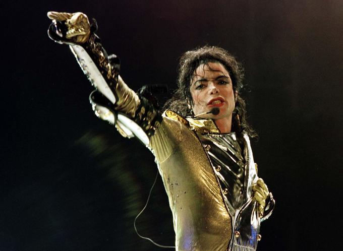 Rekorder je kralj popa Michael Jackson oziroma njegovi dediči, ki so zaslužili kar 825 milijonov dolarjev (748 milijonov evrov). Zavidljiv znesek gre na račun marčevske prodaje polovice založbe Sony/ATV, ki ima pravice za Jacksonove pesmi. To je tudi rekorden zaslužek po smrti kateregakoli zvezdnika do zdaj. (Michael Jackson je umrl leta 2009, star je bil 50 let.)
. | Foto: Reuters