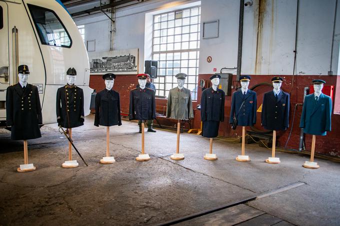 V Železniškem muzeju si je mogoče ogledati, kako so se uniforme zaposlenih na železnicah na območju Slovenije spreminjale skozi čas. | Foto: Gaja Hanuna
