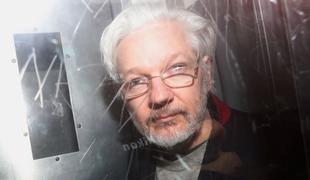 Britansko sodišče: Julian Assange ostaja v priporu