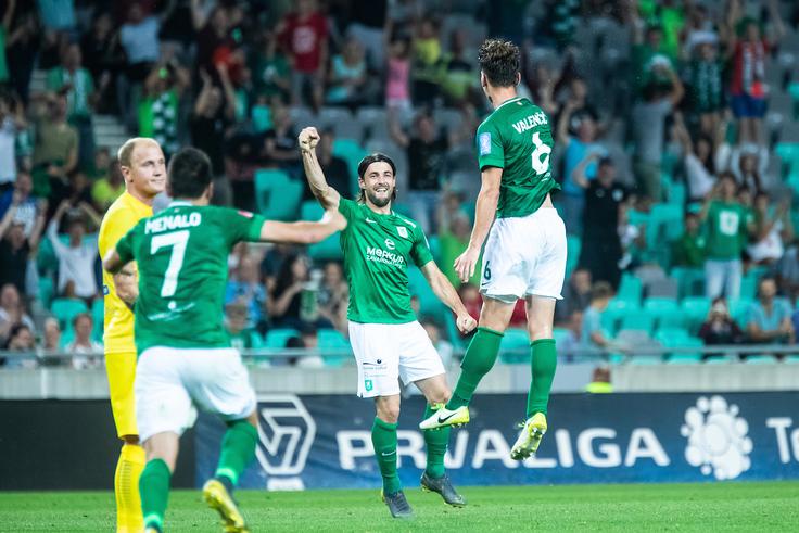 V dresu Olimpije uživa na igrišču. Zadovoljen je prav z vsem. V nedeljo je tako v slabo voljo spravil nekdanjega soigralca iz Splita Senijada Ibričića (Domžale). | Foto: Grega Valančič/Sportida