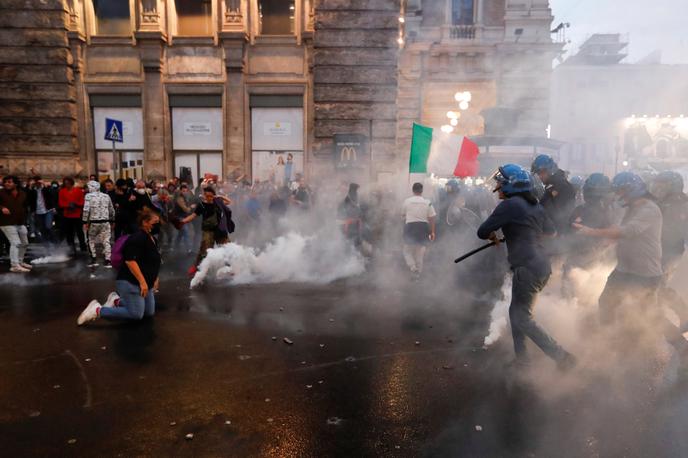 Rim | Protestniki so poskušali predreti barikade in metali različne predmete in petarde. | Foto Reuters