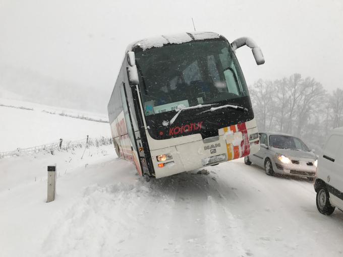 Pri Mislinji sta s ceste zdrsnila dva avtobusa. | Foto: Jan Krušnik