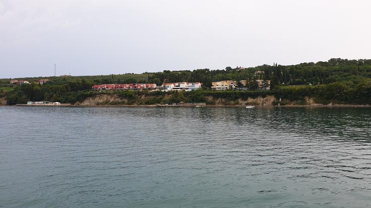 Debeli rtič morje plaža obala S plovki je označen tudi del plaže ob Debelem rtiču. | Foto: Metka Prezelj