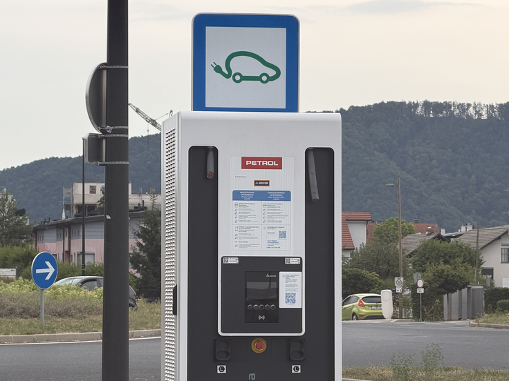 električna polnilnica kabel kraja | Foto: Gregor Pavšič