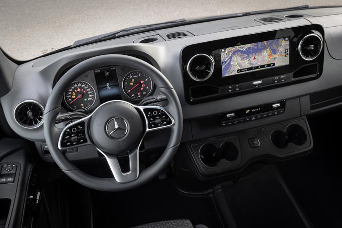 Multimedijski sistem MBUX poskrbi za povezljivost med voznikom in njegovim vozilom. | Foto: Mercedes-Benz AG