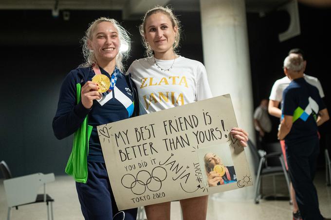 Tjaša je Janjo po prihodu z olimpijskih iger v Tokiu pričakala s plakatom z zelo zgovorno mislijo "My friend is better than yours" (Moja prijateljica je boljša kot tvoja, op. p.). | Foto: Grega Valančič/Sportida
