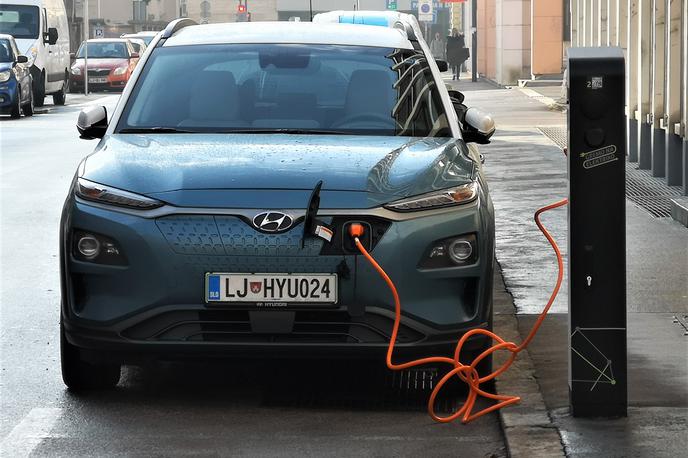 Hyundai kona electric | Programska nadgradnja očitno ni odpravila težav, zato morajo pri Hyundaiu vpoklicati kar 76 tisoč električnih kon in jim zamenjati baterijske sisteme. | Foto Gregor Pavšič