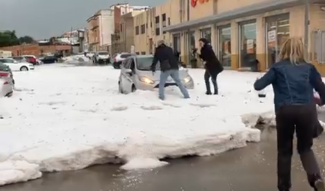Močna nevihta prizadela Valencio: ulice zasute s plastmi toče #video