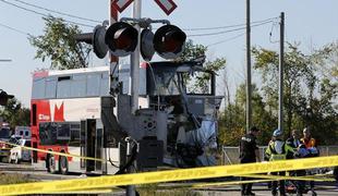 V Kanadi v trčenju vlaka in avtobusa več mrtvih