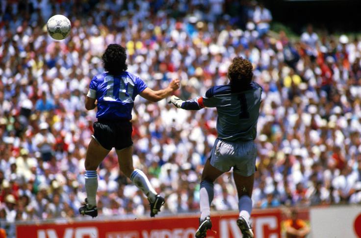 Božja roka Maradone iz leta 1986 še vedno preganja in boli Angleže. | Foto: Guliverimage