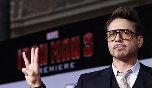 Igralec Robert Downey Jr. preseneča v duetu s Stingom (video)