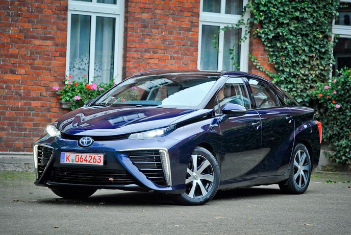 Toyota mirai – za futuristični izlet v prihodnost je dovolj 5 kilogramov vodika