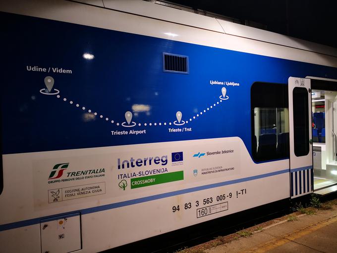 Po ponovni vzpostavitvi železniškega potniškega prometa med Slovenijo in Italijo 9. septembra letos je tržaško letališče prvič dobilo tudi neposredno železniško potniško povezavo s Slovenijo. | Foto: Srdjan Cvjetović