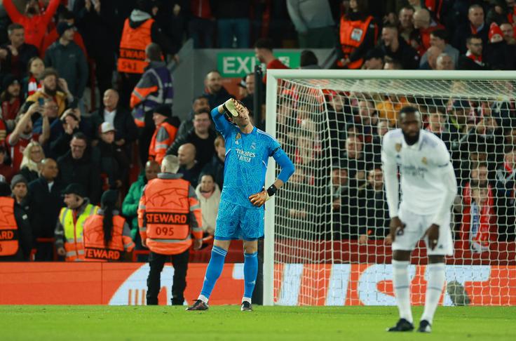 Thibaut Courtois si je v 14. minuti privoščil nerazumljivo napako. | Foto: Reuters