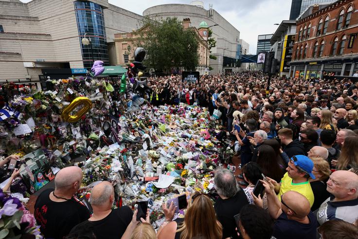 Ob Broad Street se je za pogrebno povorko zbralo na tisoče ljudi.  | Foto: Reuters