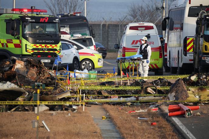 Južna Koreja, strmoglavljenje | Vzrok strmoglavljenja še ni znan, preiskovalci pa kot možna razloga omenjajo ptice in vremenske razmere. Na prizorišču nesreče so že našli obe črni skrinjici letala, zapisovalnik podatkov o letu in snemalnik zvoka v pilotski kabini. | Foto Reuters