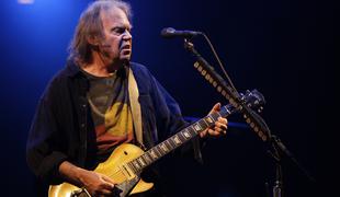 Kanadski rock poet Neil Young dopolnil 80 let