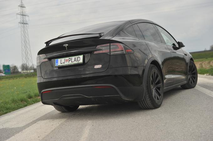 Tesla model X zna za voznikom samodejno zapreti njegova vrata. | Foto: Gregor Pavšič