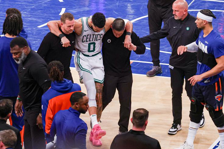 Proti koncu dvoboja se je poškodoval najboljši strelec Bostona Jayson Tatum. | Foto: Reuters