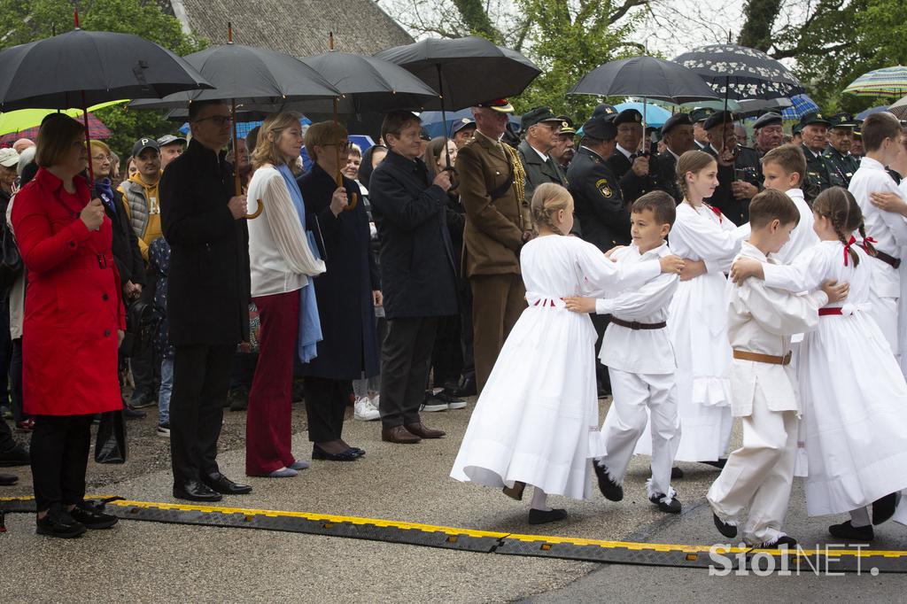 Slovesnost ob dnevu slovensko-britanskega prijateljstva, predsednica republike Nataša Pirc Musar, črnomaljski župan Andrej Kavšek ter veleposlanica Združenega kraljestva Velike Britanije in Severne Irske v Sloveniji Tiffany Sadler.