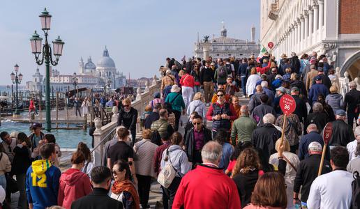 Je množični turizem uničil pristno potovalno izkušnjo?
