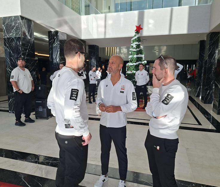 Matxin v pogovoru s slovenskima športnima direktorjema Andrejem Hauptmanom in Janom Polancem. | Foto: Alenka Teran Košir