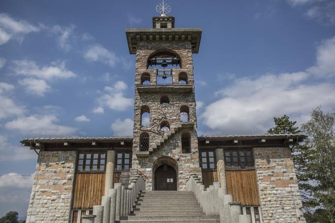 Sprehod na magično Ljubljansko barje lahko pospremi tudi ogled Plečnikove cerkve v Črni vasi. Z letnimi časi se spreminja tudi njena naravna okoliška scenografija. | Foto: 